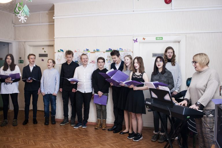 8.b klases Ziemassvētku koncerts Ļaudonas pansionātā