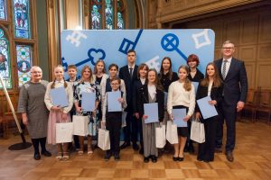 Apsveicam un lepojamies !