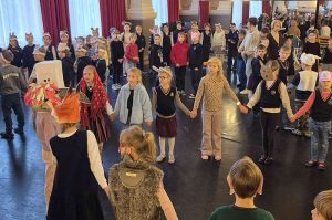 Zeme rīb, rati klaudz, Kas to zemi rībināja? Nu, atbrauca Mārtiņdiena Deviņiem kumeļiem!