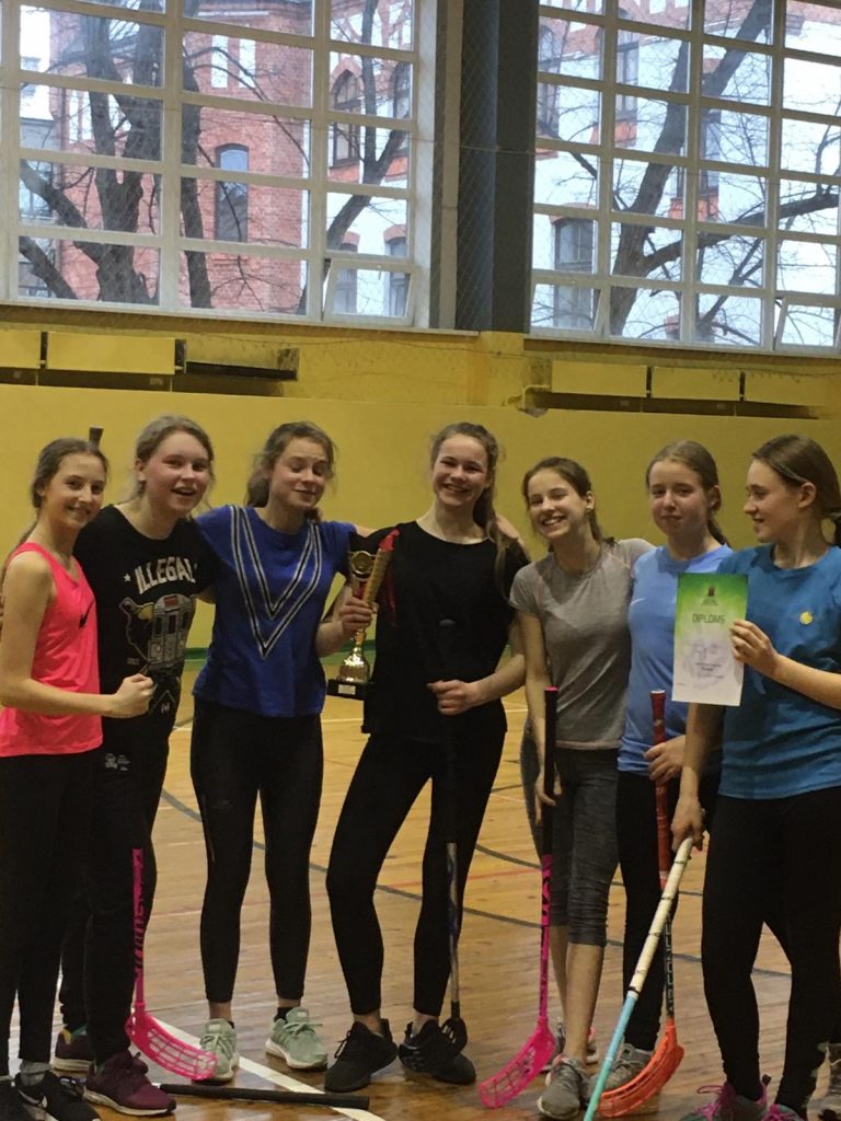 “Rīdzes” meitenes izcīna 1.vietu florbola sacensībās