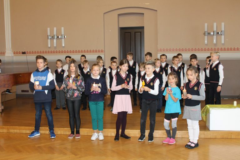 …Ir Pirmā Advente- kluss sākums,kad jaušams Ziemas Svētku nākums…