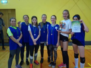 8.-9. klašu meitenes izcīna 3.vietu volejbola sacensībās