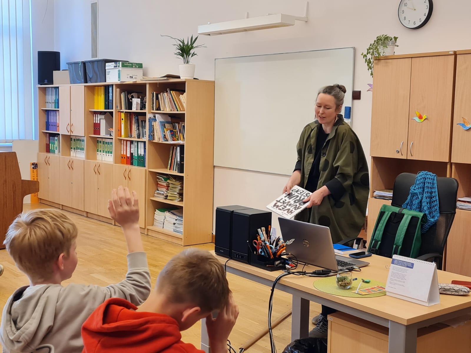 Tik&scaron;anās ar tulkotāju Jolantu Pētersoni .