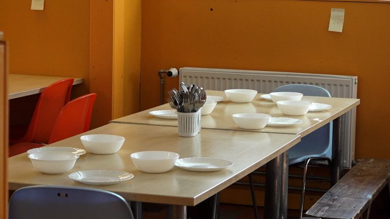 Informācija par pusdienu līgumu slēgšanu