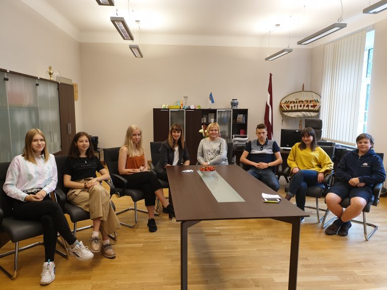 Pamatskolas “Rīdze” skolēnu pašpārvaldes aktīvisti tiekas ar direktori