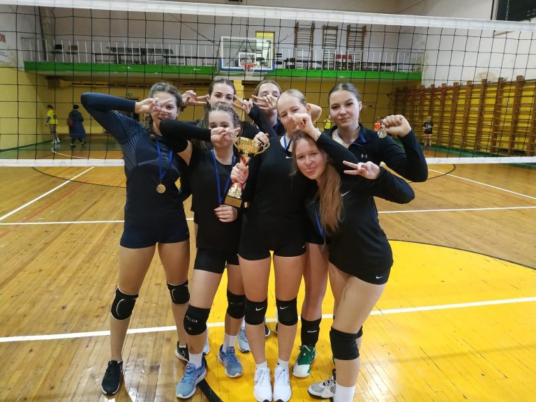 Volejbols 8. – 9. klašu grupā.  Sveicam uzvarētājus!